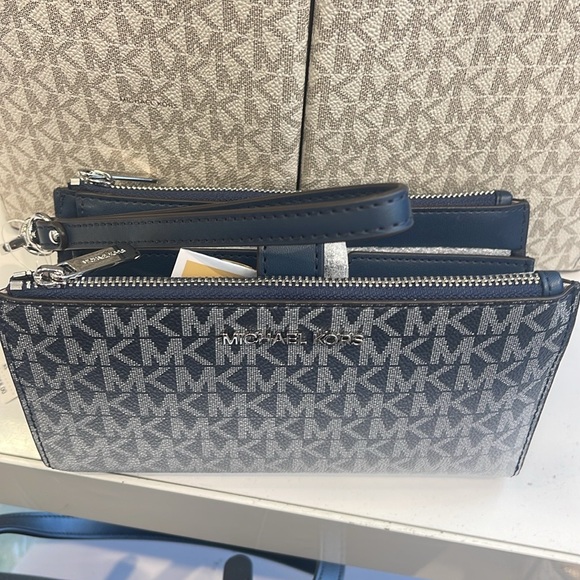 MICHAEL KORS
Jet Set Large Logo Signature Double-Zip Wristlet-Wallet-Phone Case - Picture 4 of 16